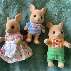 Calico Critters family set of 3 with bushy tails and includes clothes.